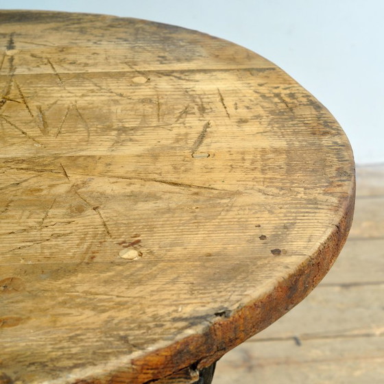 Image 1 of Mesa de jardín de hierro fundido con tablero de pino.