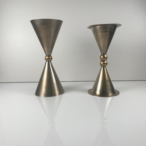 Excepcional dúo de candelabros con forma de campana y reloj de arena, estilo posmoderno-memphis, metal, 1980.