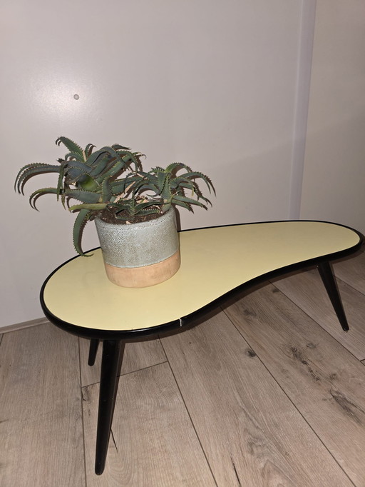 Hermosa mesa retro de riñón con tapa de fórmica, década de 1960, en buen estado, color amarillo ocre cálido.