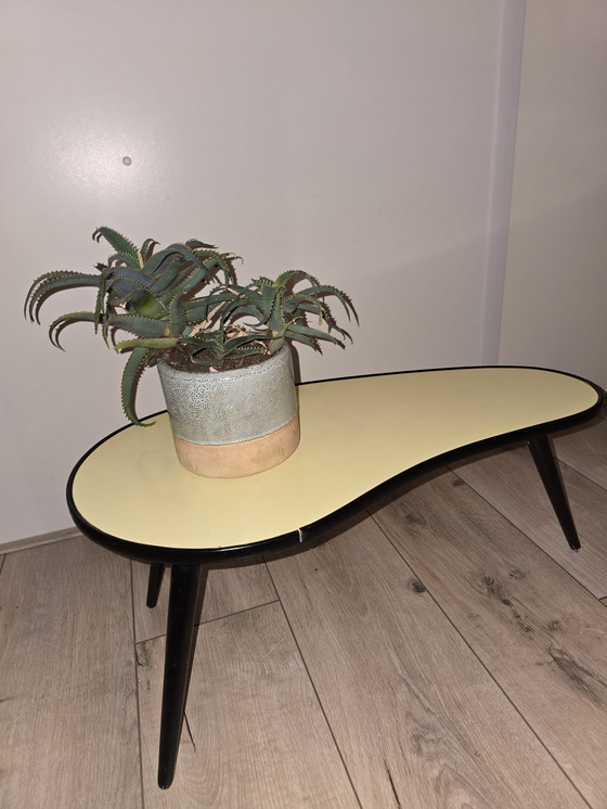 Image 1 of Bellissimo tavolo retrò a forma di rene con piano in formica, anni '60, buone condizioni, colore giallo ocra caldo