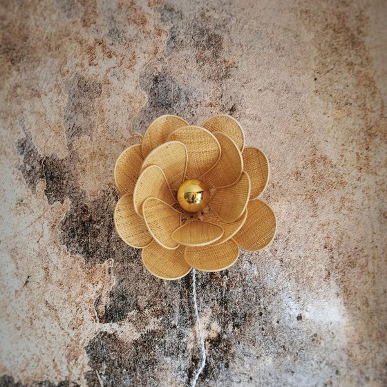 Image 1 of Applique murale fleur, modèle Nénuphar, 16 pétales en rotin et lin (teinte personnalisable)