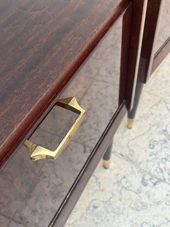 Image 1 of Een paar vintage nachtkastjes uit de jaren 60 met messing spijlenpoten.