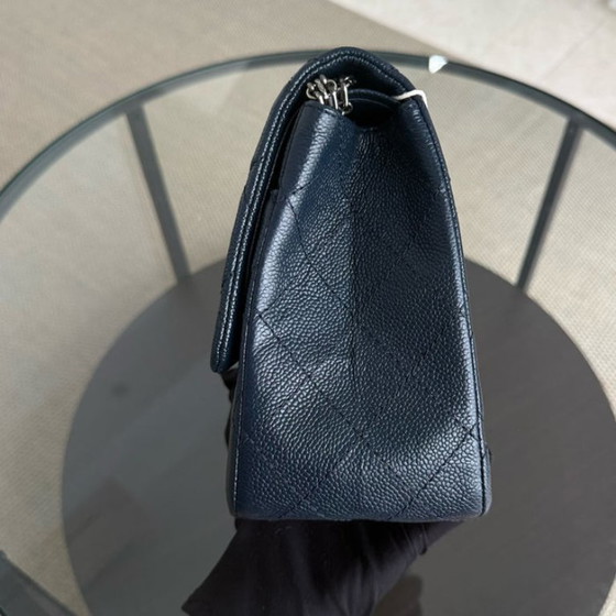 Image 1 of Chanel 2.55 Reissue 227 - Caviar trapuntato blu scuro, hardware in argento rutenio, serie 19