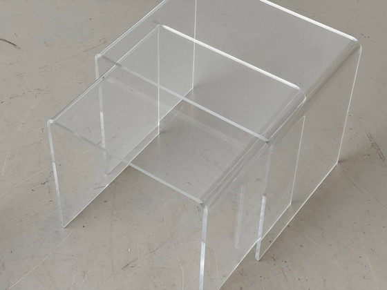 Image 1 of Set di 2 tavolini laterali/impilabili in plexiglass in stile Space Age, anni '70