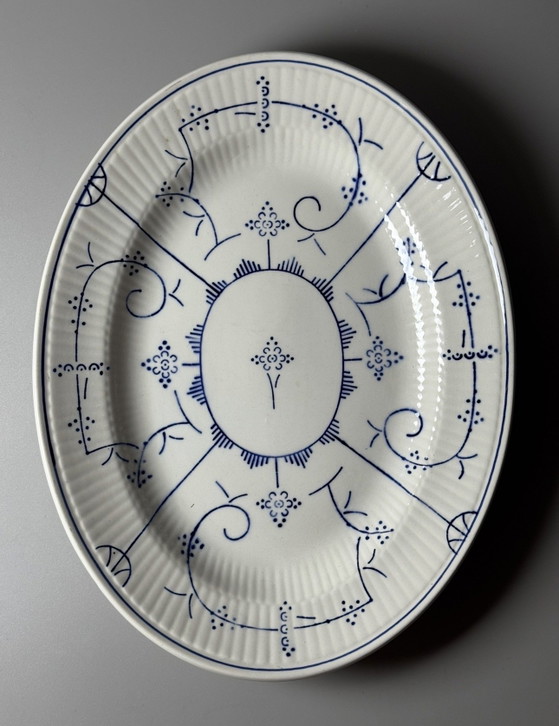 Image 1 of Servizio da tavola Boch Frères composto da 6 piatti in maiolica e un piatto da portata – Motivo "Cipolla Blu" (Zwiebelmuster), B