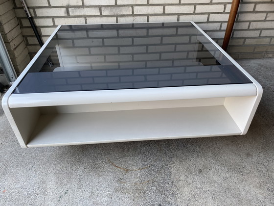 Image 1 of Table basse vintage en bois avec verre Midcentury