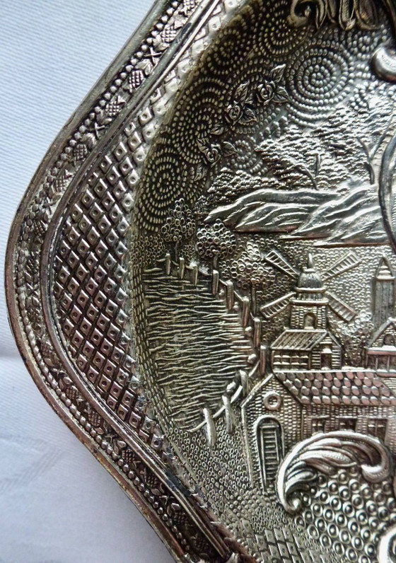 Image 1 of Decoratief verzilverde schaal met een gedetailleerde reliëfvoorstelling.