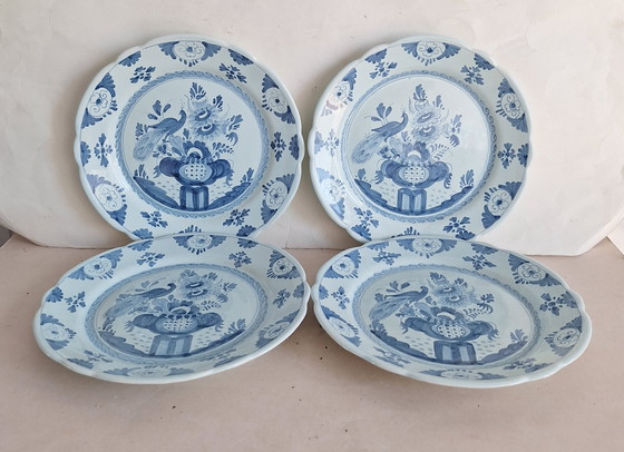 Image 1 of Firma Oud Delft Nijmegen 4 antike, zinnglasierte, handbemalte Pfauenteller aus Delfter Blau.
