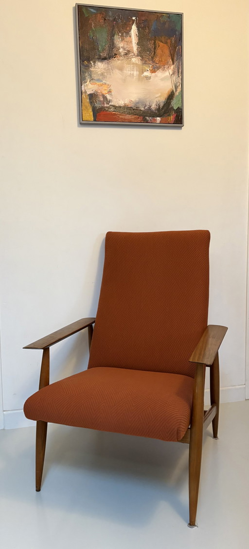 Poltrona vintage in teak rivisitata con nuovo rivestimento Kvadrat Febrik