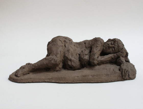 Image 1 of Yolande Ide (1931) - Scultura, Donna nuda sdraiata - 39 cm - Terracotta