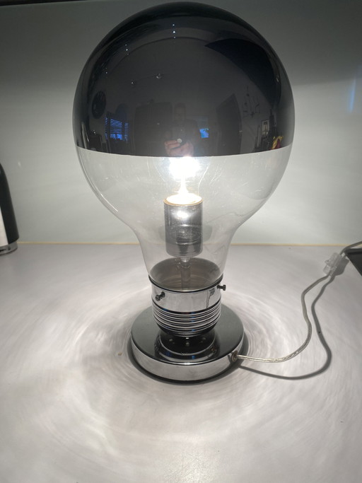 Lampada da tavolo vintage con grande lampadina