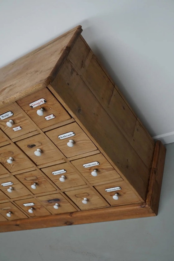 Image 1 of Antiker deutscher Kiefernholz-Apothekerschrank mit Emailleplaketten, 1900er Jahre