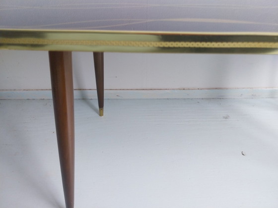 Mid-century bijzettafel met formica glazen tafelblad en schuine pootjes – Brass, Plastic (photo 5 of 5)