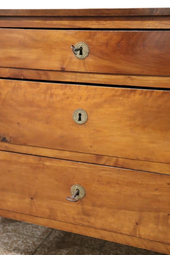 Image 1 of Cómoda antigua de nogal macizo, Italia, siglo XVIII