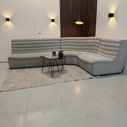 Sofá esquinero de diseño redondo en tejido bouclé claro 295x210 cm