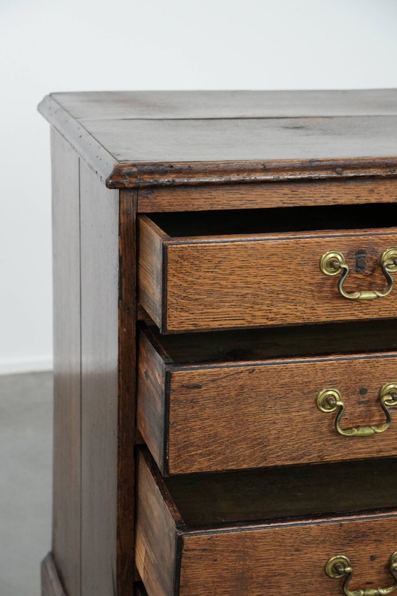 Image 1 of Commode anglaise ancienne en chêne du XVIIIe siècle