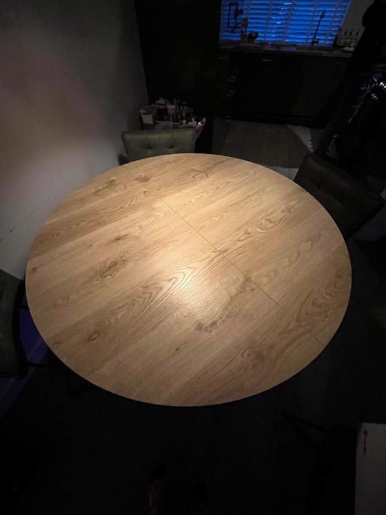 Image 1 of Extendable table for 4-6 people