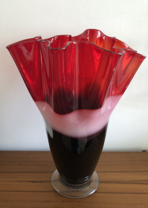 Vase plié en verre en 3 couleurs : rouge noir blanc