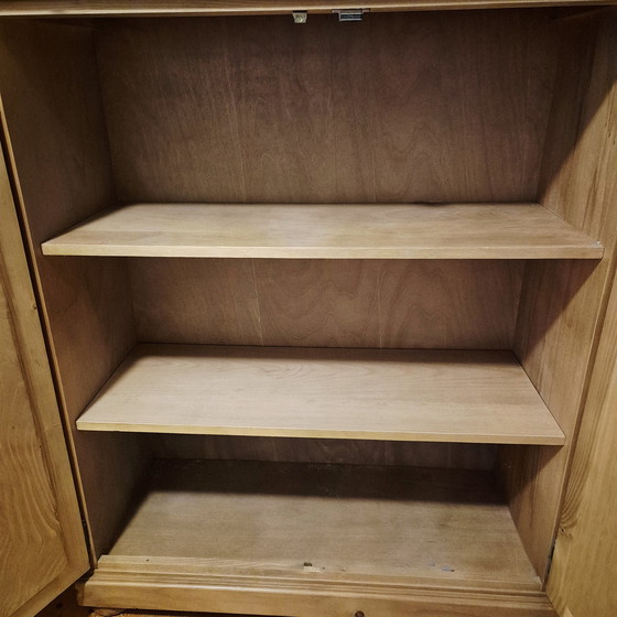 Image 1 of Armario de niña de pino, 120 x 36 x 90 cm, en buen estado, con bisagras y cerraduras originales.