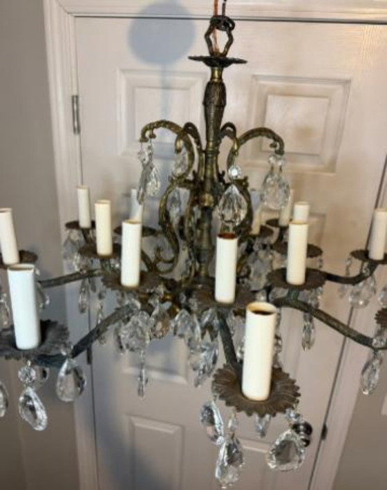 Image 1 of Lampadario antico vintage in ottone fuso decorato con 16 candele e 8 bracci in cristallo