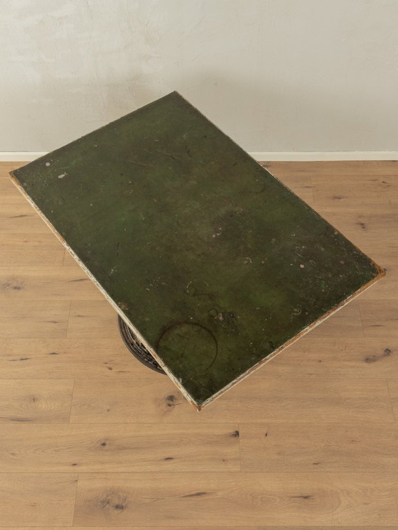 Image 1 of Industrieller Linoleumtisch mit gusseisernem Gestell