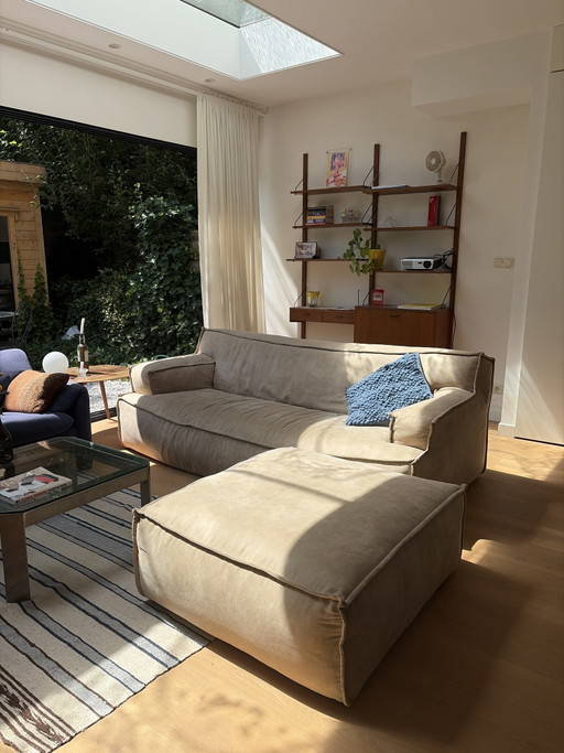Beige Wildleder-Dreisitzer-Sofa