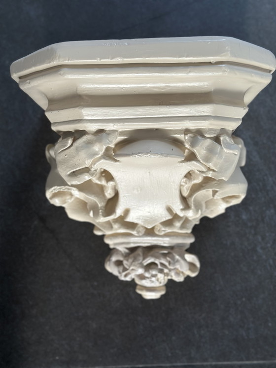 Image 1 of Skulpturale Wandkonsole aus Gips – Klassisches Blumendesign
