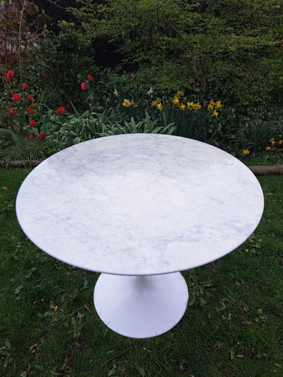 Saarinen - Knoll - 3 sedie Tulip + 1 tavolo con piedistallo (91 cm) – Set da pranzo, Marble (photo 3 of 7)