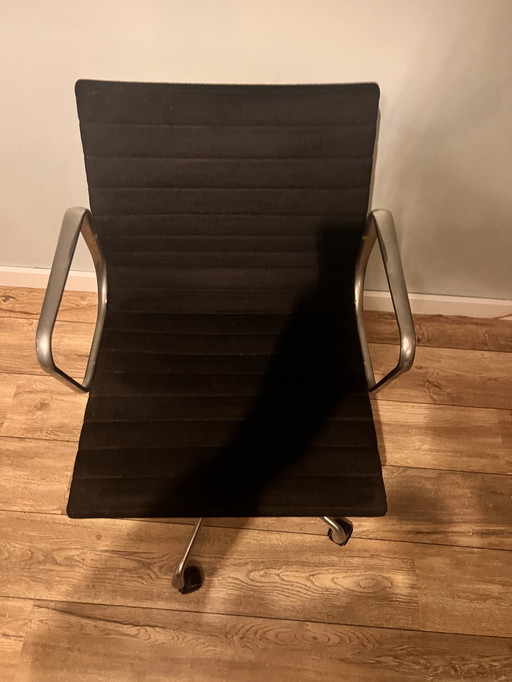 Vitra Eames Bürostuhl.