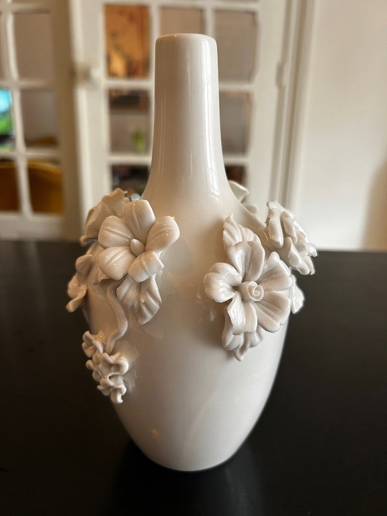 Image 1 of vase en céramique avec applications de fleurs