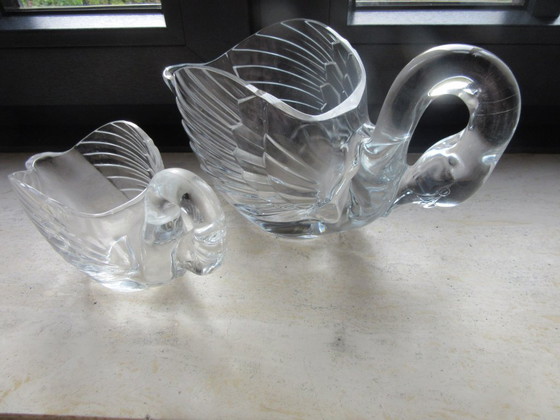 Image 1 of 2 Glaskrüge in Schwanenform, ein großer und ein kleiner, gleiches Muster, möglicherweise Walther-Glas, antik
