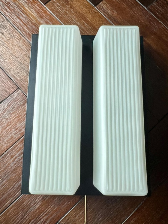 Image 1 of Due lampade da parete di metà secolo con interruttore a tirante o per montaggio diretto. Vetro satinato su corpo metallico dalla