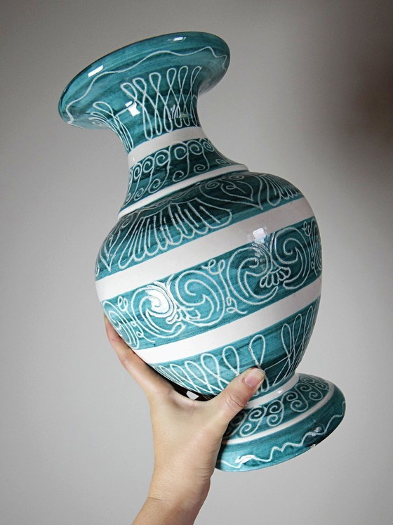 Image 1 of Grote vintage balustervaas van turkooizen keramiek met ingesneden decoratie.