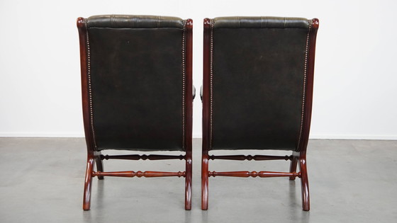 Image 1 of 2 poltrone Chesterfield inglesi in pelle di mucca verde con legno