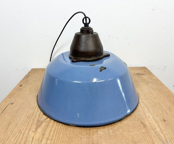 Image 1 of Suspension industrielle en fonte émaillée bleue avec abat-jour en verre, années 1960
