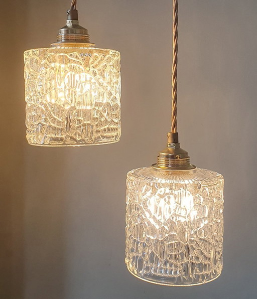 Ensemble de deux suspensions vintage en verre épais texturé. Style milieu du siècle.