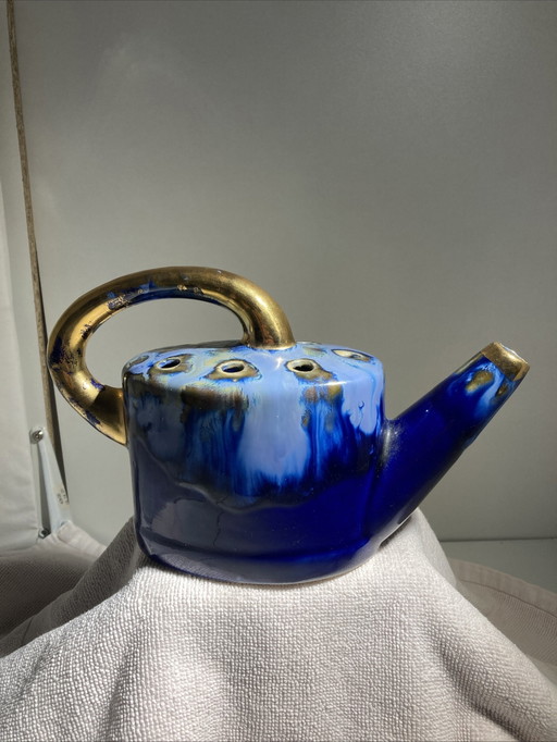 Rana floreale di Alphonse Mouton a forma di annaffiatoio