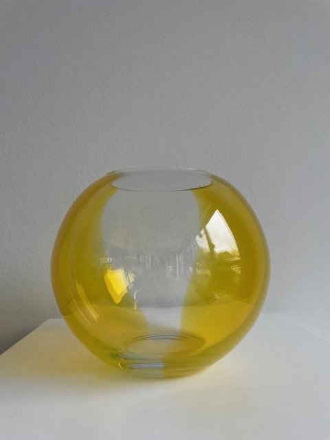 Vase sphérique en verre jaune et transparent, soufflé à la bouche