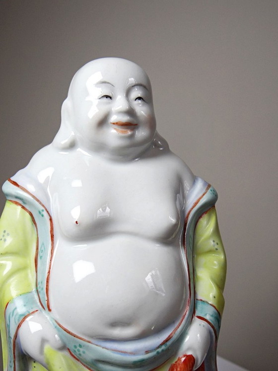 Image 1 of Estatuilla de Buda sonriente de pie, realizada en porcelana china de la familia rosa, 1960-70.