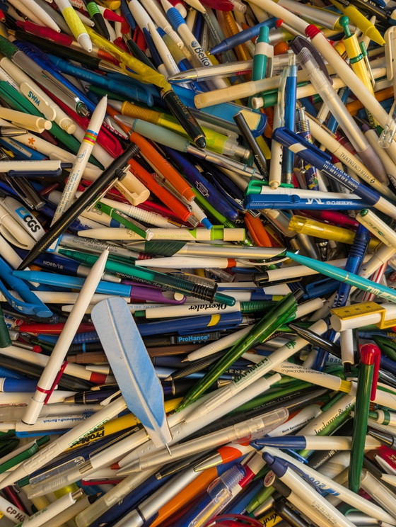 Image 1 of 2 684 stylos à bille / objets publicitaires de collection