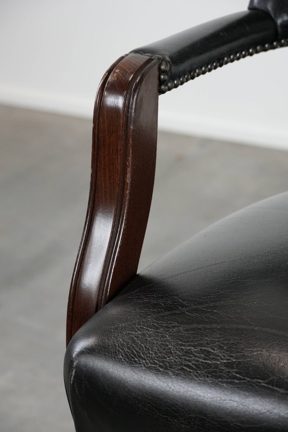 Image 1 of Zwarte, tijdloze, chesterfield bureaustoel gemaakt van rundleer en hout op wieltjes