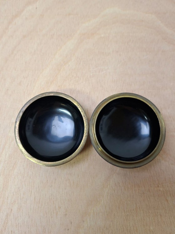 Image 1 of Tasse à encre rouge de Chine avec des fleurs sculptées à la main - vers 1940