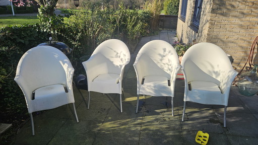 Lord Yo di strack buitenstoelen