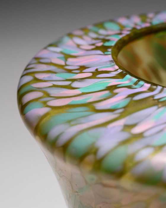 Image 1 of Österreichische Jugendstilvase aus irisierendem Kunstglas, mehrfarbiges Federdekor, 1900-1910