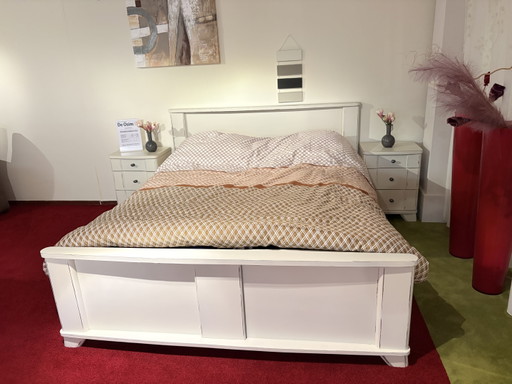 Cama de matrimonio Van Houdt y dos mesitas de noche