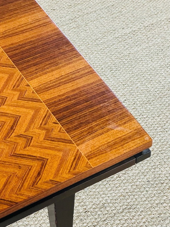 Image 1 of Table à manger art déco en marqueterie à chevrons vernie avec rallonges, 1940