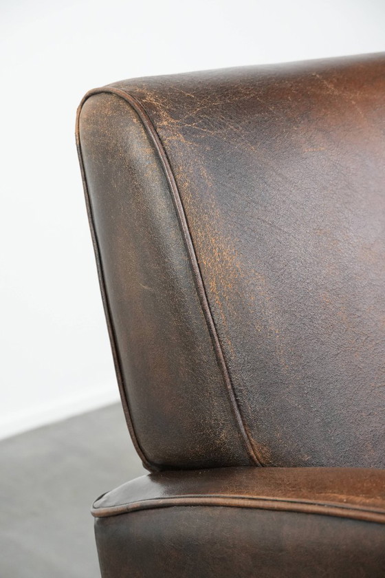 Image 1 of Tijdloze vintage schapenleren design fauteuil in een donkere cognac kleur