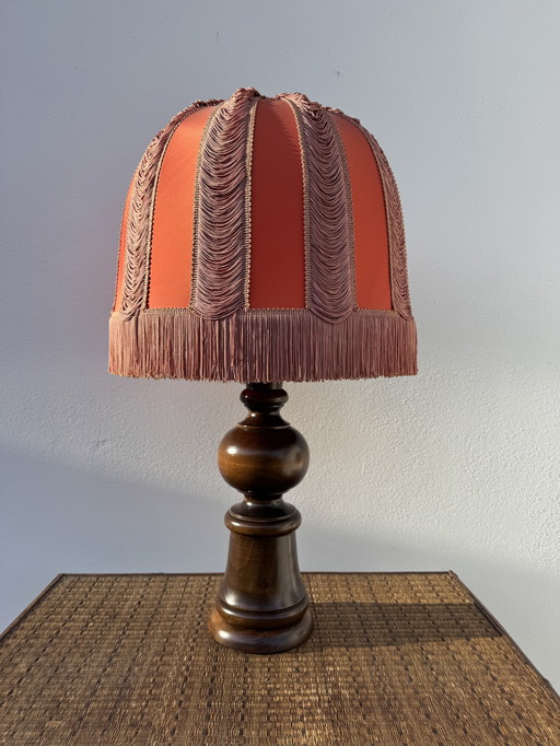 Gran lámpara de los años 60 en forma de campana con pantalla con flecos