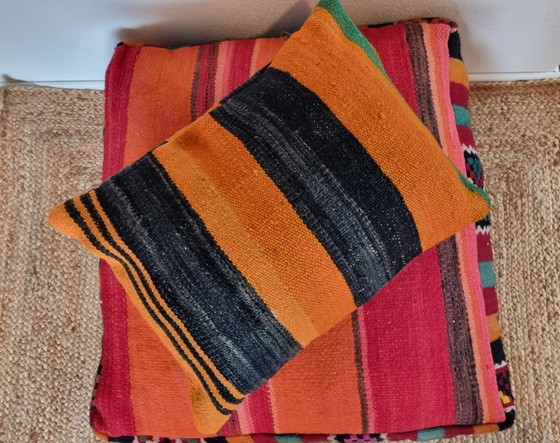 Image 1 of Set di pouf berberi vintage, cuscino da pavimento Kilim con cuscino decorativo