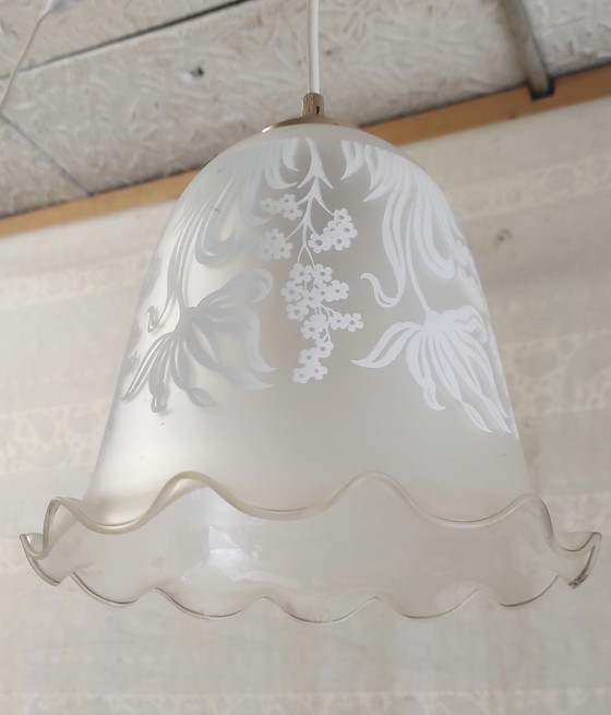 Image 1 of Bolvormige hanglamp van gezeefdrukt glas met bloemmotieven - midden 20e eeuw